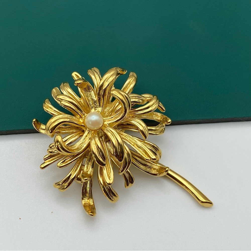 Vintage Nina Ricci gold tone flower brooch
